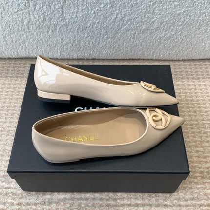 FLAT PUMPS IN BISQUE BEIGE PATENT CALFSKIN
