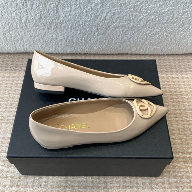 FLAT PUMPS IN BISQUE BEIGE PATENT CALFSKIN