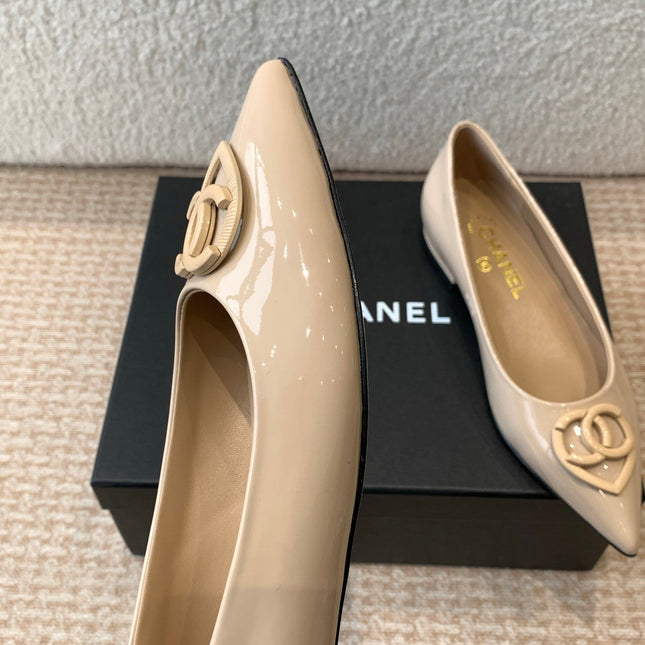 FLAT PUMPS IN BISQUE BEIGE PATENT CALFSKIN