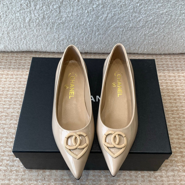FLAT PUMPS IN BISQUE BEIGE PATENT CALFSKIN