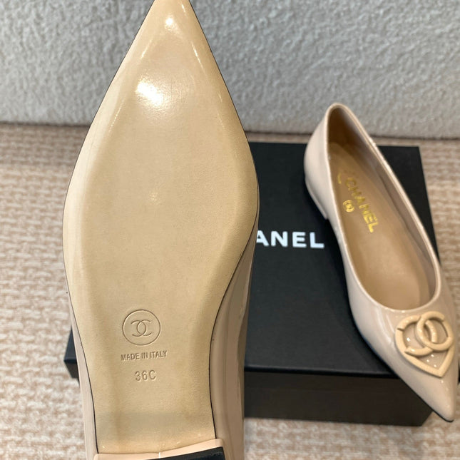 FLAT PUMPS IN BISQUE BEIGE PATENT CALFSKIN