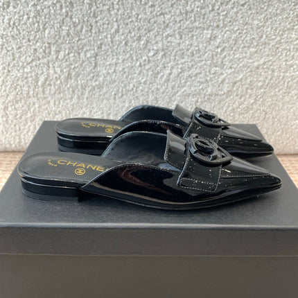 FLAT MULES IN BLACK PATENT CALFSKIN