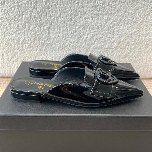 FLAT MULES IN BLACK PATENT CALFSKIN