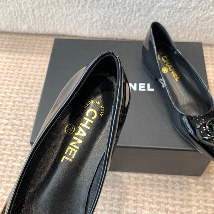 FLAT PUMP IN BLACK PATENT CALFSKIN