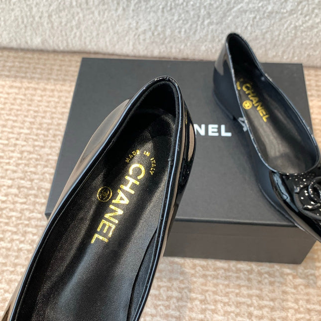 FLAT PUMP IN BLACK PATENT CALFSKIN