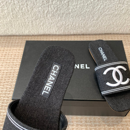 FLAT SLIDE IN BLACK DENIM WITH WHITE LOGO