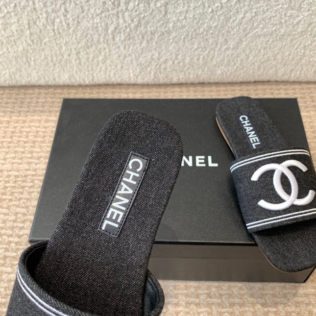 FLAT SLIDE IN BLACK DENIM WITH WHITE LOGO