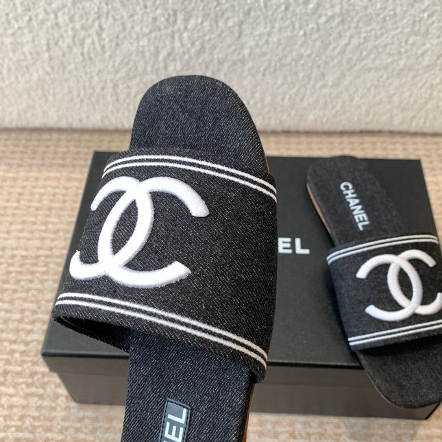 FLAT SLIDE IN BLACK DENIM WITH WHITE LOGO