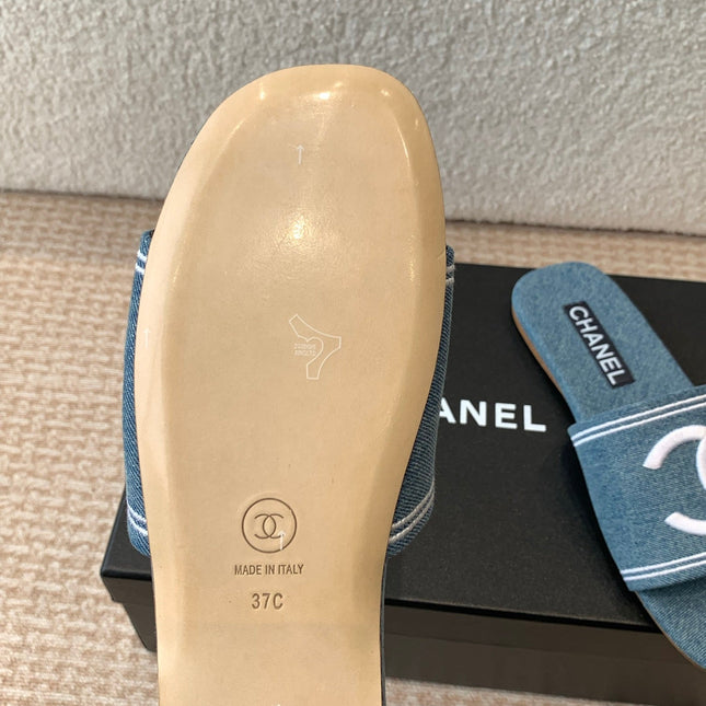 FLAT SLIDE IN AEGEAN BLUE DENIM WITH WHITE LOGO