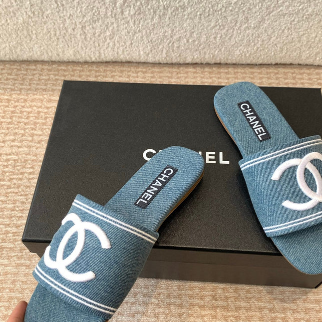 FLAT SLIDE IN AEGEAN BLUE DENIM WITH WHITE LOGO