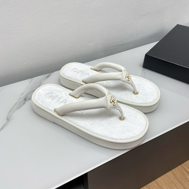 THONG SLIPPERS IN WHITE LAMBSKIN