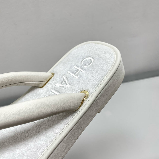 THONG SLIPPERS IN WHITE LAMBSKIN