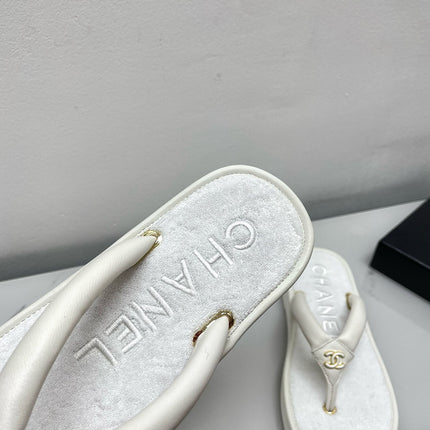 THONG SLIPPERS IN WHITE LAMBSKIN