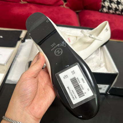 MARY JANE SHOES IN WHITE CALFSKIN AND BLACK SATIN