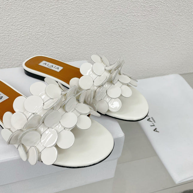 ALAIA FLAT MULE IN WHITE GLOSSY LAMBSKIN