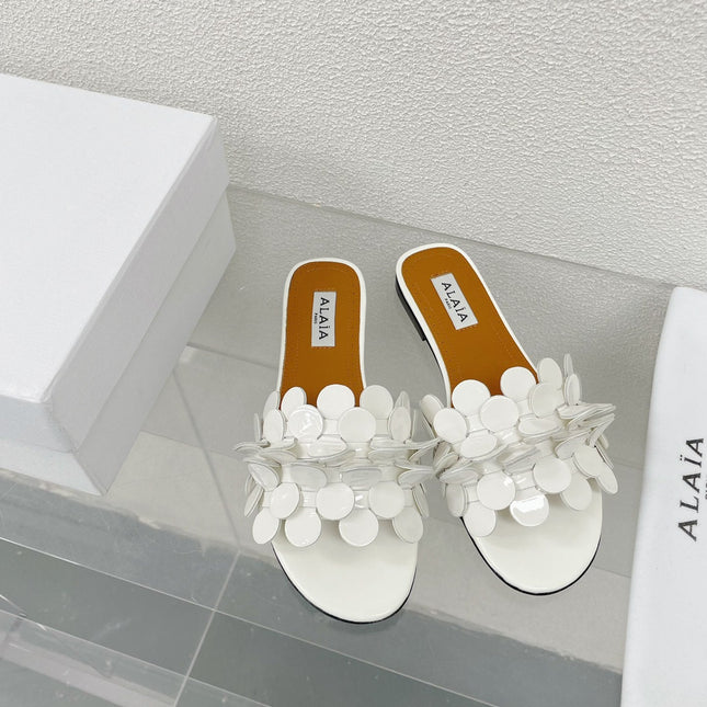 ALAIA FLAT MULE IN WHITE GLOSSY LAMBSKIN