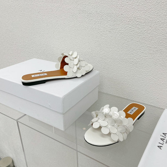 ALAIA FLAT MULE IN WHITE GLOSSY LAMBSKIN