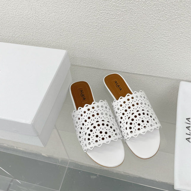 ALAIA VIENNE FLAT MULES IN WHITE LAMBSKIN