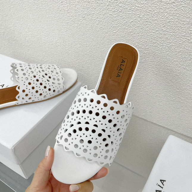 ALAIA VIENNE FLAT MULES IN WHITE LAMBSKIN