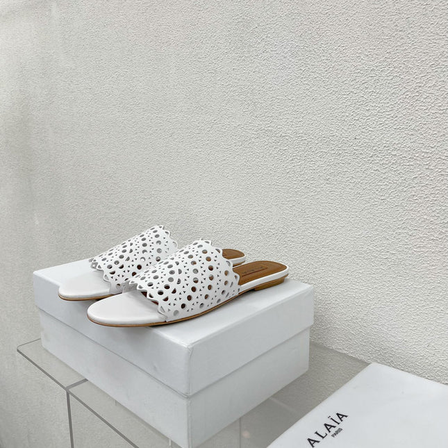 ALAIA VIENNE FLAT MULES IN WHITE LAMBSKIN