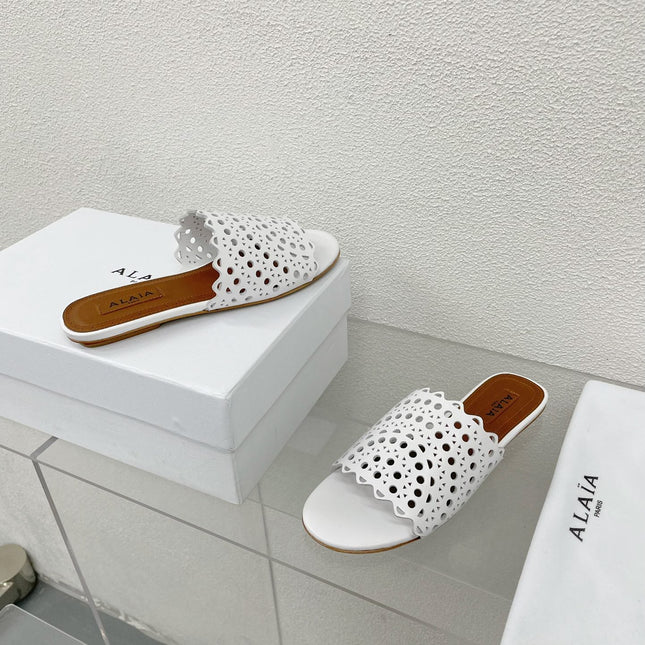 ALAIA VIENNE FLAT MULES IN WHITE LAMBSKIN