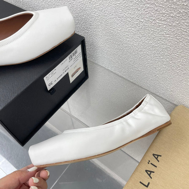 ALAIA BALLET FLATS IN WHITE CALFSKIN
