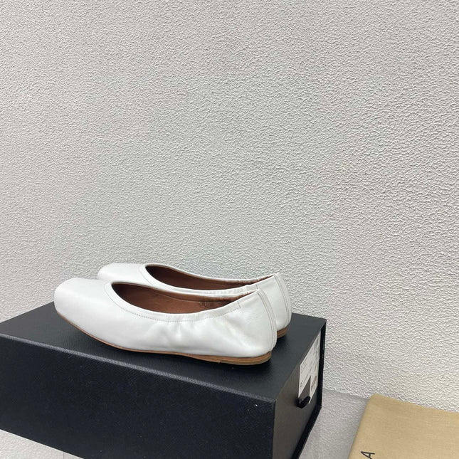 ALAIA BALLET FLATS IN WHITE CALFSKIN