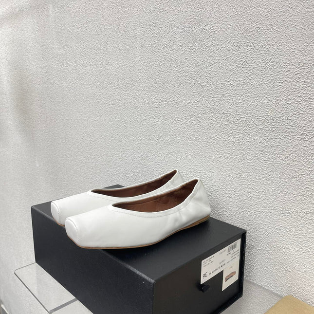 ALAIA BALLET FLATS IN WHITE CALFSKIN