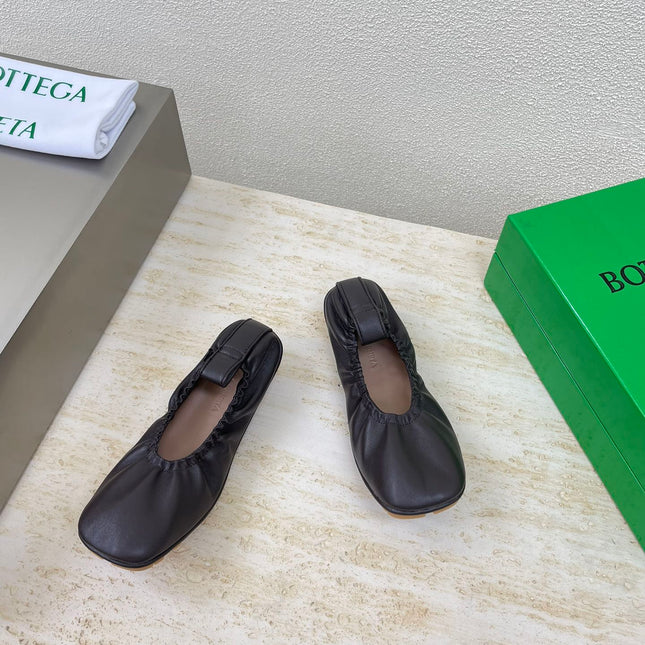 ELASTIC BALLERINA FLATS IN CHOCOLATE BROWN LAMBSKIN