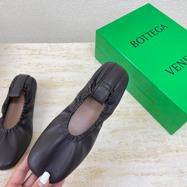 ELASTIC BALLERINA FLATS IN CHOCOLATE BROWN LAMBSKIN