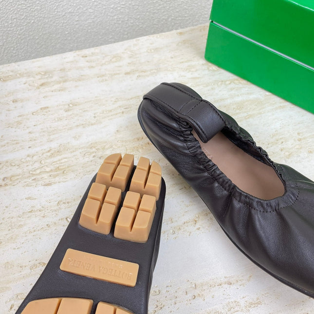 ELASTIC BALLERINA FLATS IN CHOCOLATE BROWN LAMBSKIN