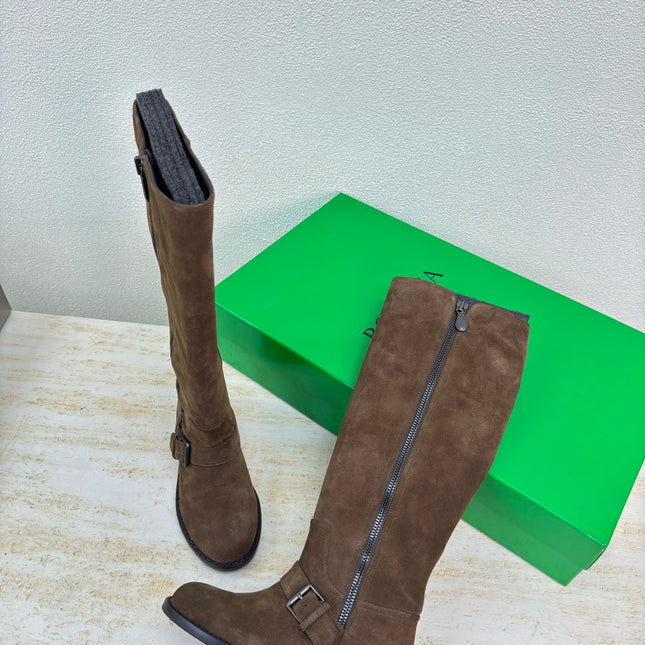 KNEE HIGH BOOT IN CHOCOLATE BROWN SUEDE
