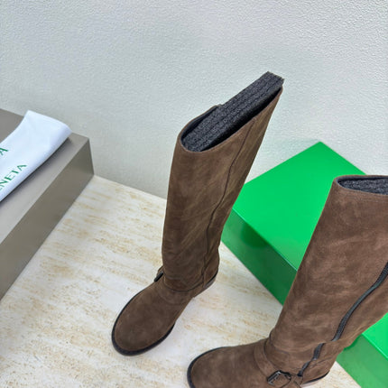 KNEE HIGH BOOT IN CHOCOLATE BROWN SUEDE