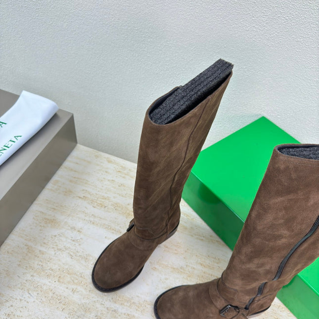 KNEE HIGH BOOT IN CHOCOLATE BROWN SUEDE