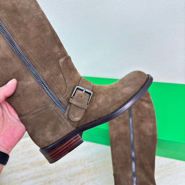 KNEE HIGH BOOT IN CHOCOLATE BROWN SUEDE
