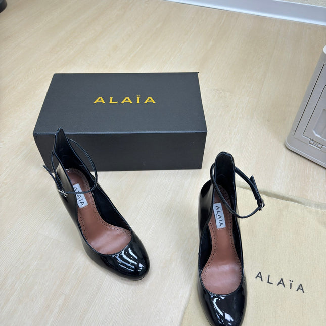 DECOLLETE PUMPS IN BLACK PATENT CALFSKIN