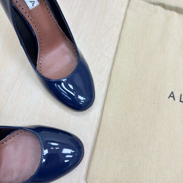 DECOLLETE PUMPS IN NAVY BLUE PATENT CALFSKIN