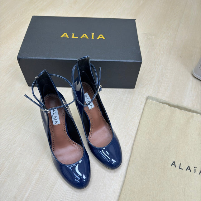DECOLLETE PUMPS IN NAVY BLUE PATENT CALFSKIN