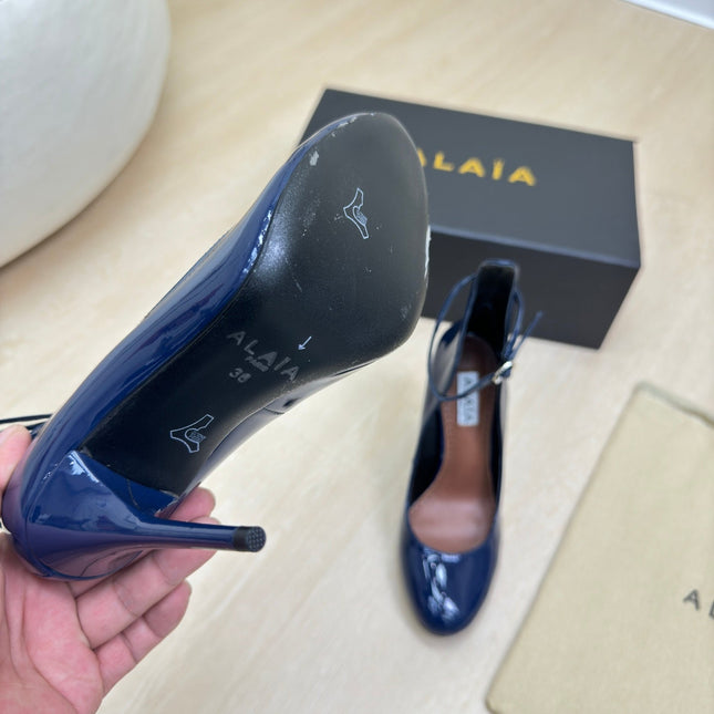 DECOLLETE PUMPS IN NAVY BLUE PATENT CALFSKIN
