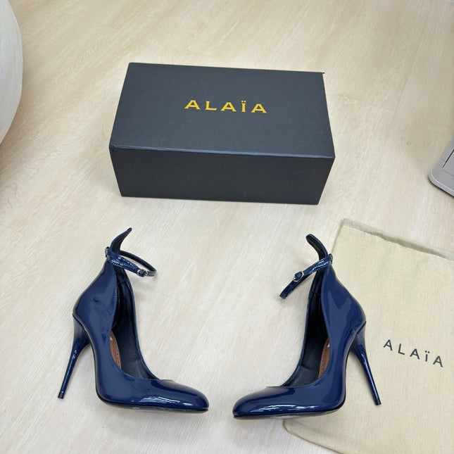 DECOLLETE PUMPS IN NAVY BLUE PATENT CALFSKIN