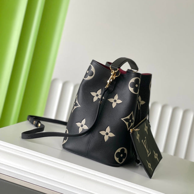 CRAFTY NEONOE 26 IN BLACK AND CREAM BICOLOR EMPREINTE CALFSKIN