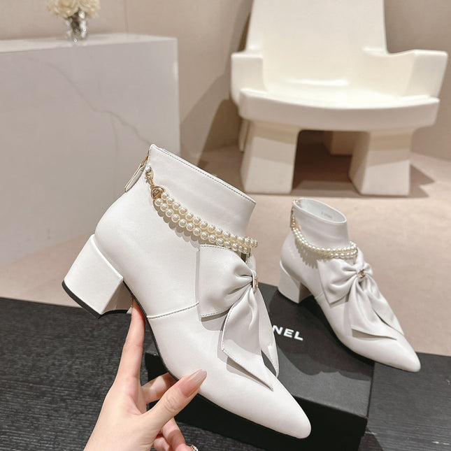 SHORT BOOTS IN WHITE SHEEPSKIN WITH BOW