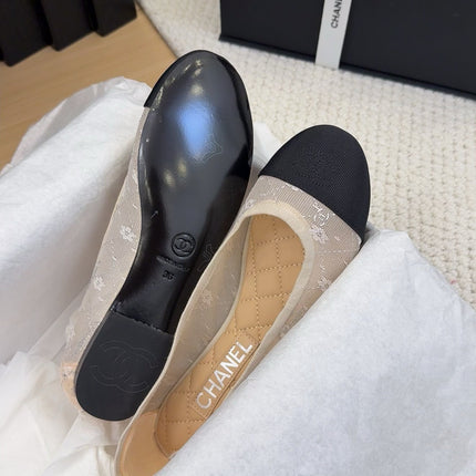 BALLET FLAT IN BLACK FABRIC AND WHITE MESH