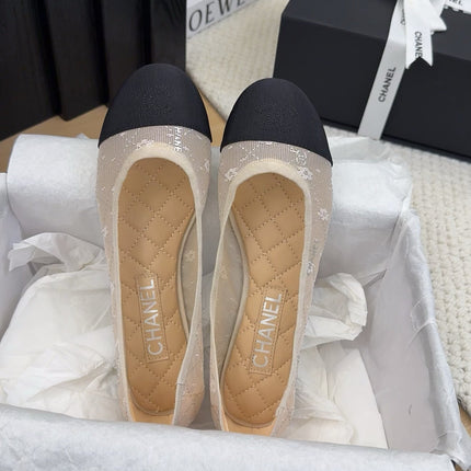 BALLET FLAT IN BLACK FABRIC AND WHITE MESH