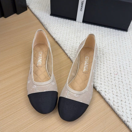 BALLET FLAT IN BLACK FABRIC AND WHITE MESH