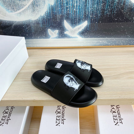 SLIDES SANDAL IN BLACK TPU WITH 3D GRAPHIC STRAP