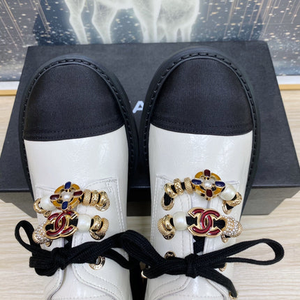 CC COMBAT OXFORD SHOES IN WHITE WRINKLED CALFSKIN AND BLACK GROSGRAIN WITH FAUX PEARL