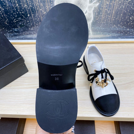 CC COMBAT OXFORD SHOES IN WHITE WRINKLED CALFSKIN AND BLACK GROSGRAIN WITH FAUX PEARL