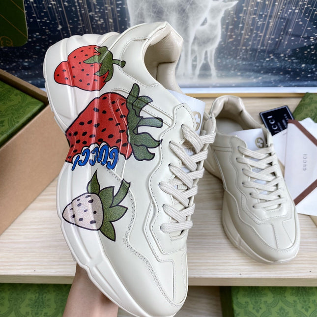 GG COUPLE TRAINER WHITE CALFSKIN WITH STRAWBERRY ICON