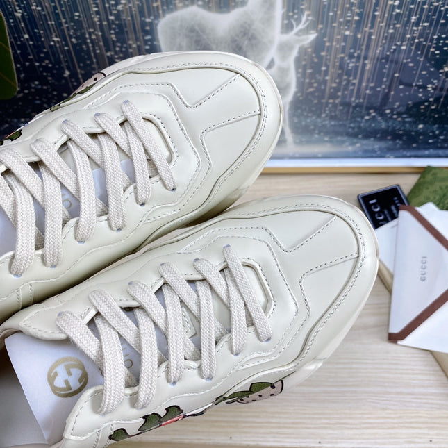 GG COUPLE TRAINER WHITE CALFSKIN WITH STRAWBERRY ICON